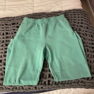 Aritzia TNA cozy fleece boyfriend sweatpants green size L